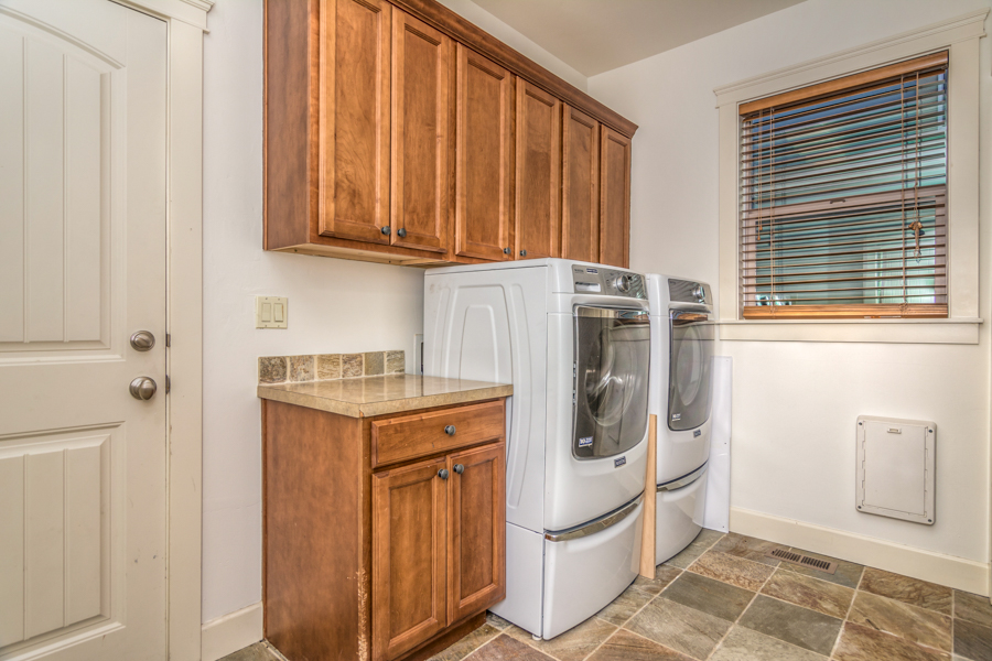 This NE Bend Oregon rental includes washer/dryer hook-ups