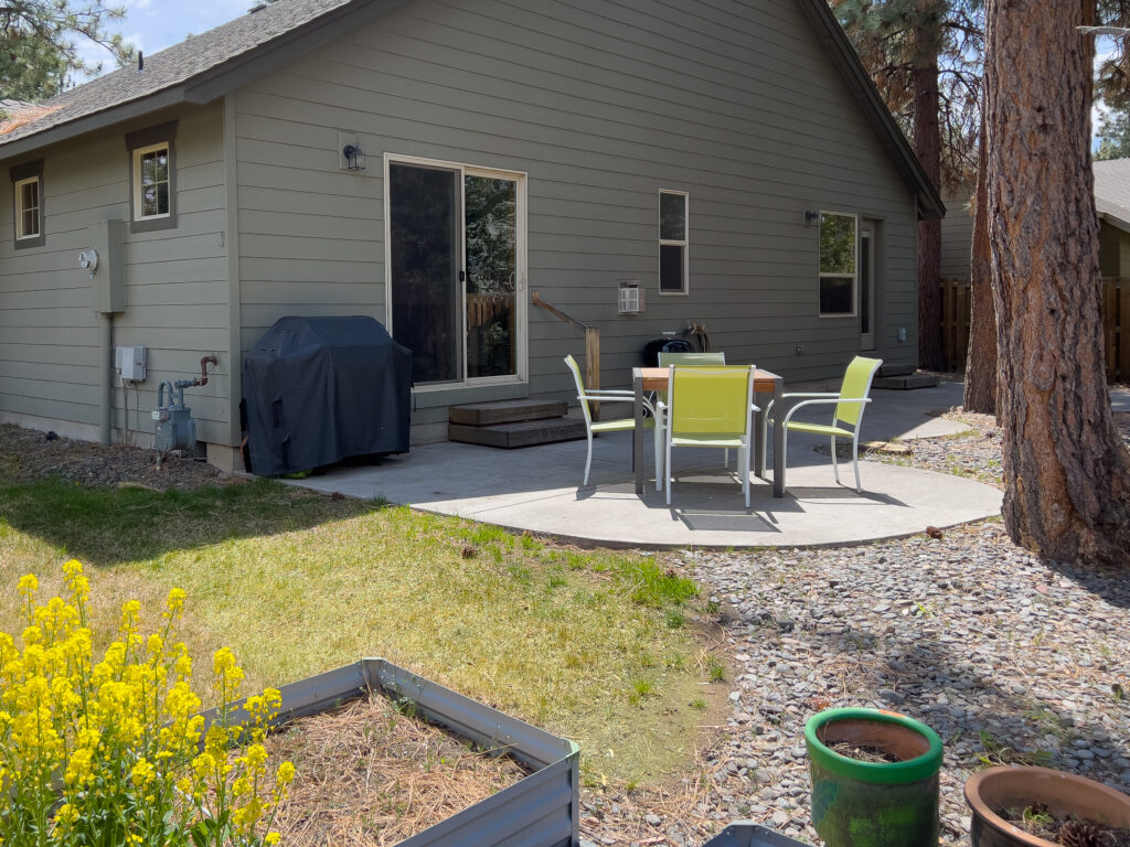 Paved patio and back yard in southwest Bend furnished short term rental