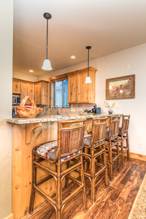 This Bend Oregon executive rental near the Old Mill and Deschutes River has a breakfast bar