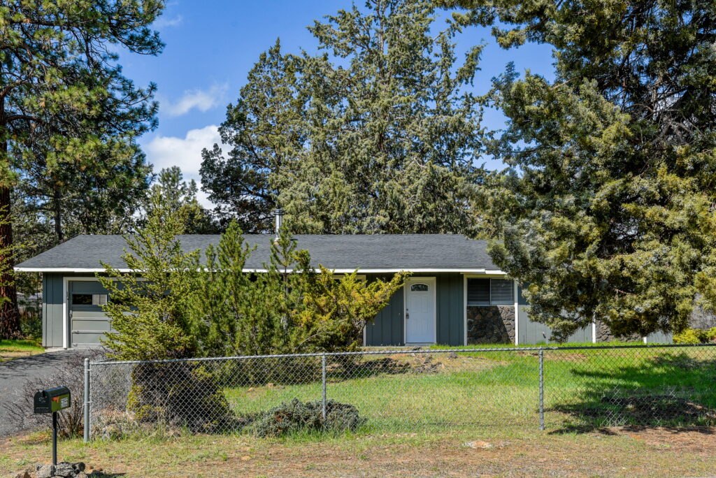 This rental on the south side of Bend is fully fenced from the front to back on one side of the house