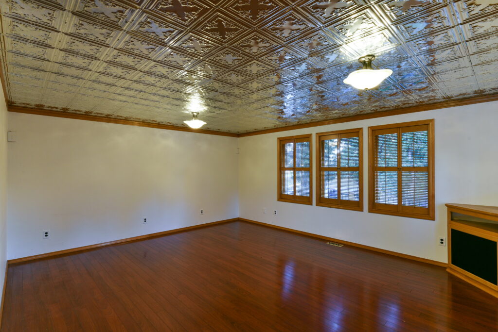 spacious living room of this single level Bend midtown rental with laminate flooring