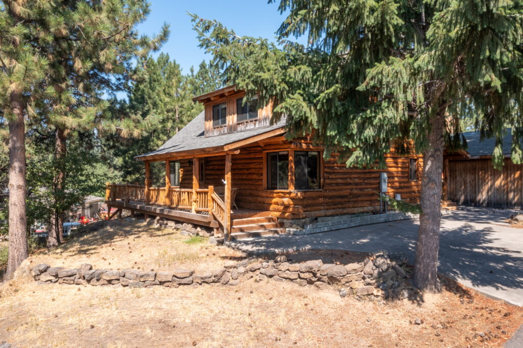 Log home rental in Deschutes River Woods, Bend Oregon