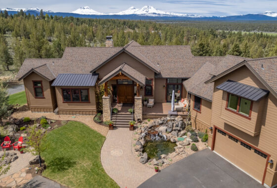 This is a secluded, furnished rental with incredible mountain views
